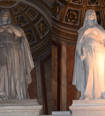 Statues et maître-autel à l’église de la Madeleine