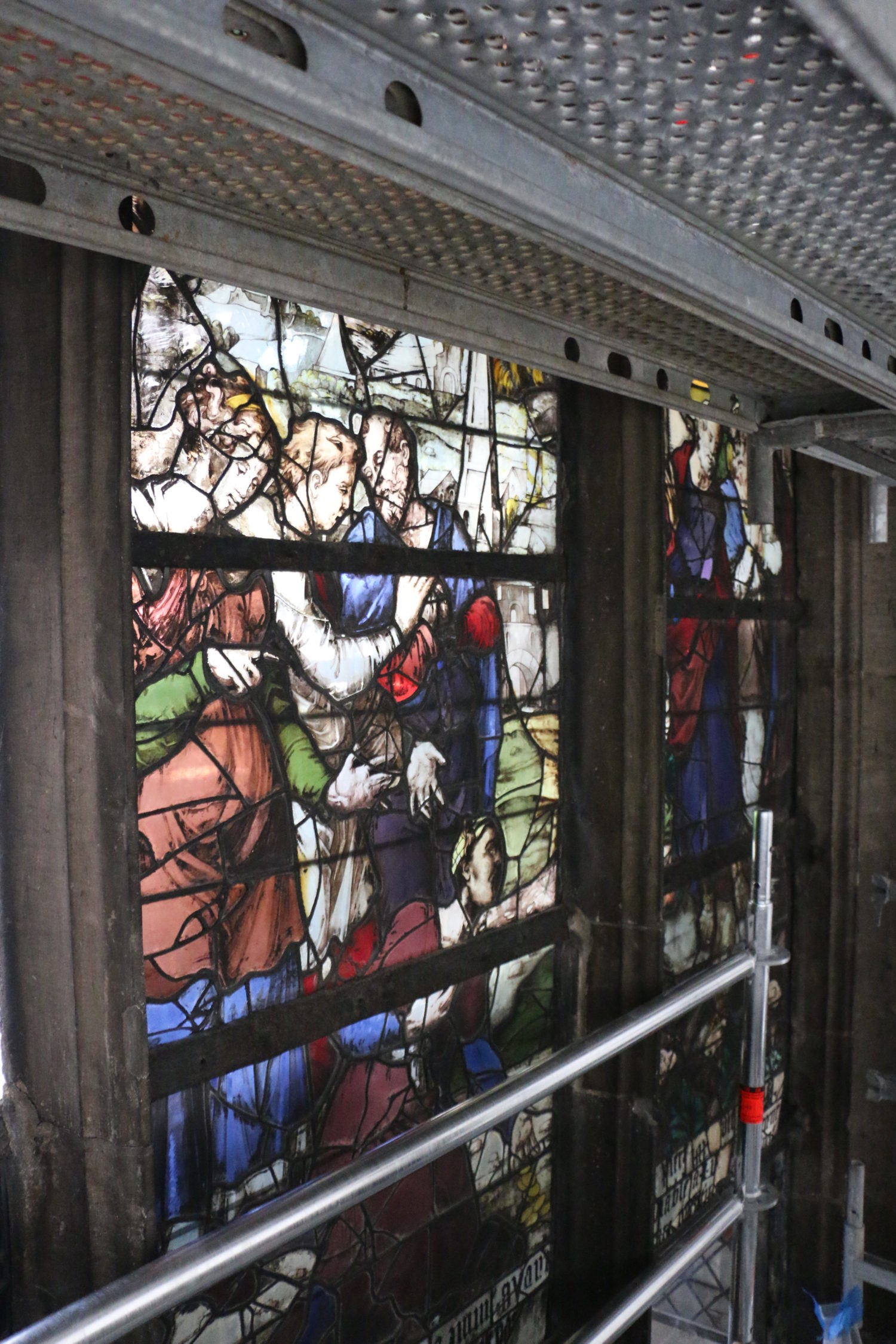 Vitrail de la verrière Sud du choeur en restauration en 2019
