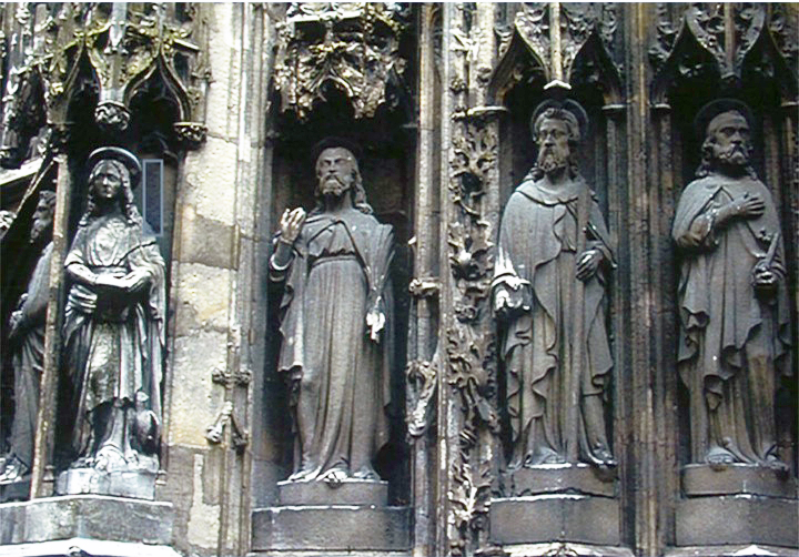 les statues des apôtres de la façade principale avant restauration