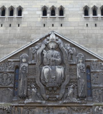 Restauration du tympan sculpté de Saint-Pierre de Chaillot (XVIe)