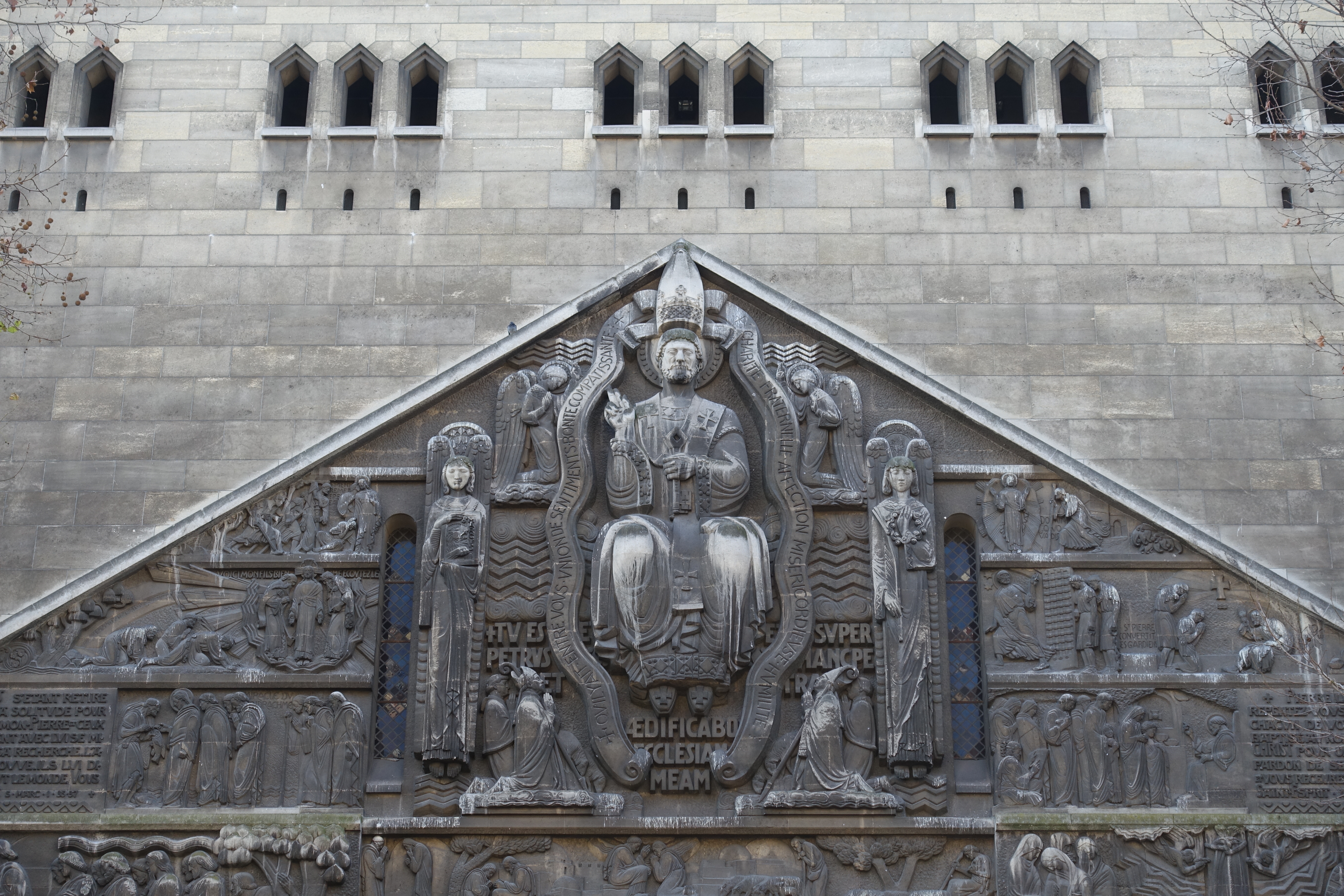 Restauration du tympan sculpté de Saint-Pierre de Chaillot (XVIe)