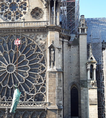 Dépose des 16 statues de la flèche de la Cathédrale