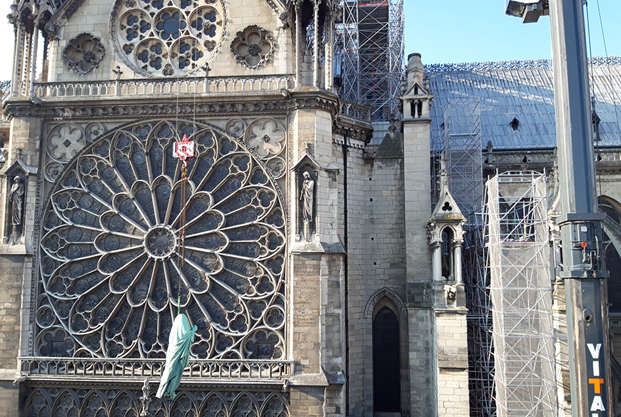 Dépose des 16 statues de la flèche de la Cathédrale