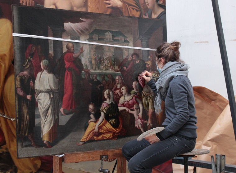 Pauline Lascourrèges, restauratrice, en train de travailler