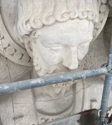 Restauration du tympan sculpté de Saint-Pierre de Chaillot (XVIe)