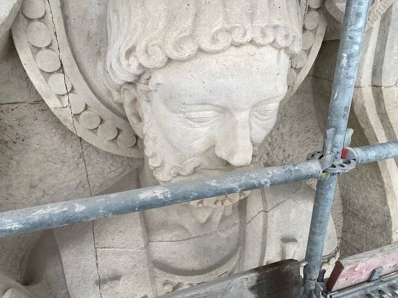 Restauration du tympan sculpté de Saint-Pierre de Chaillot (XVIe)