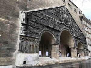 Vue rapproché du tympan de Saint-Pierre de Chaillot - avant restauration