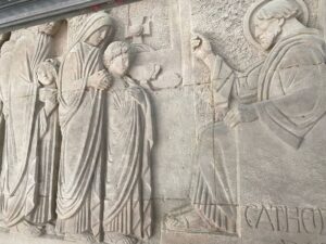 Détail du tympan en cours de restauration