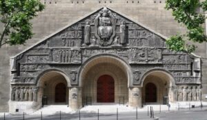 Vue rapproché du tympan de Saint-Pierre de Chaillot - avant restauration