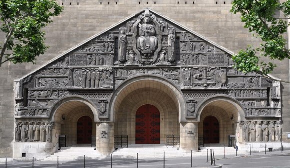 Vue rapproché du tympan de Saint-Pierre de Chaillot - avant restauration