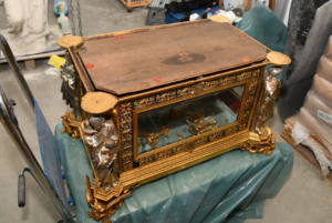 Détail de restauration des reliquaires de la Madeleine