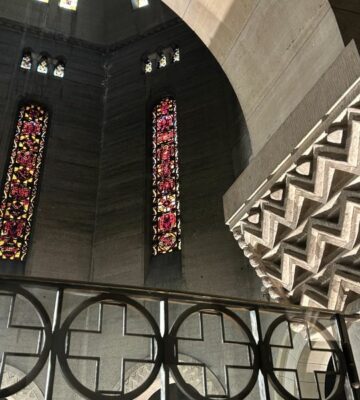 Verre, or et lumière : les vitraux de Saint-Pierre de Chaillot