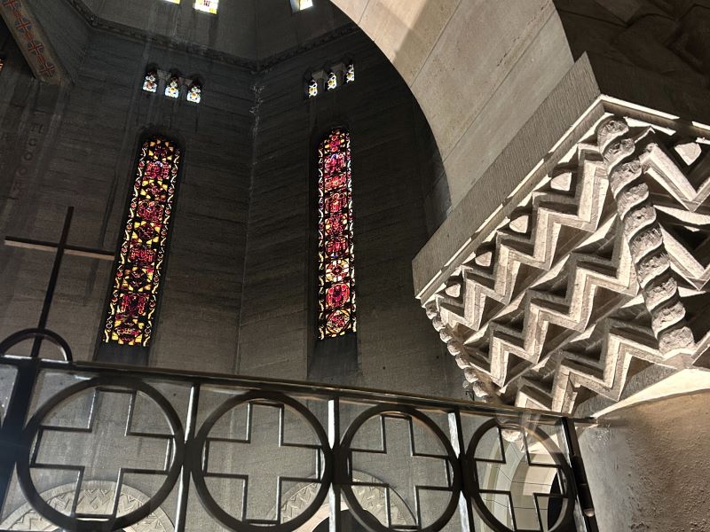 Verre, or et lumière : les vitraux de Saint-Pierre de Chaillot